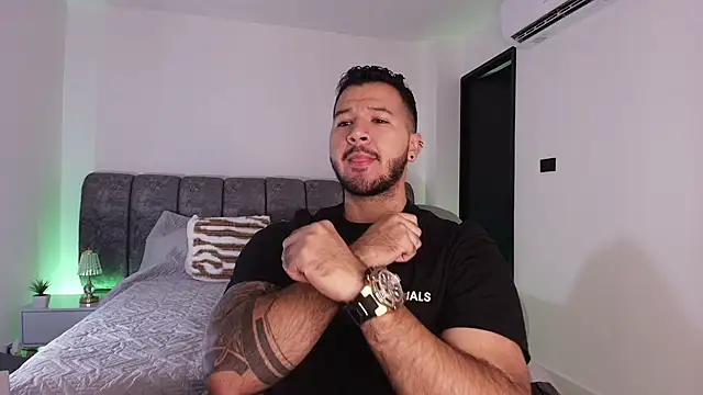 Snapshot of mister_miike chatting on 11-08-25, 03:07 mister miike online show from 11-08-25, 03:07