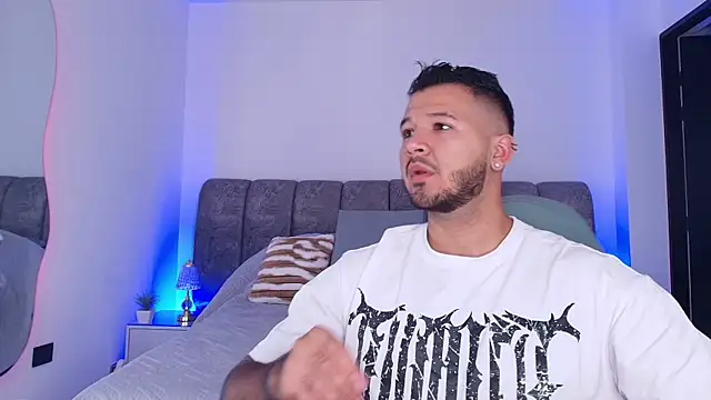 Snapshot of mister_miike chatting on 11-12-25, 03:07 mister miike online show from 11-12-25, 03:07