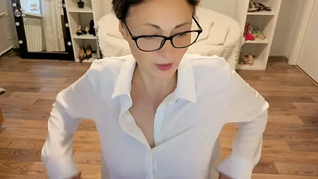 Snapshot of CaringSophie chatting on 10-26-25, 07:47 CaringSophie online show from 10-26-25, 07:47