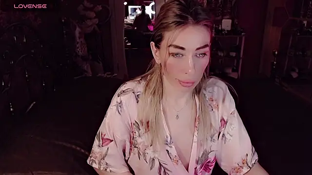 AnnieGOld  online show from 04-12-26, 07:52