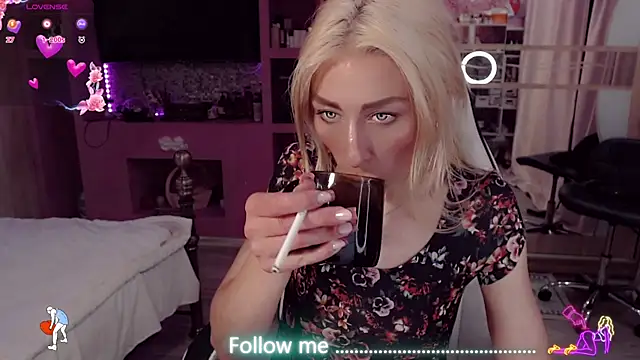 Snapshot of AnnieGOld_ chatting on 07-19-26, 08:12 AnnieGOld online show from 07-19-26, 08:12