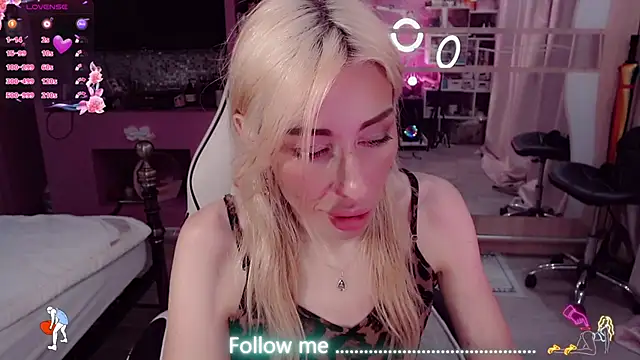 Snapshot of AnnieGOld_ chatting on 08-01-26, 11:14 AnnieGOld online show from 08-01-26, 11:14