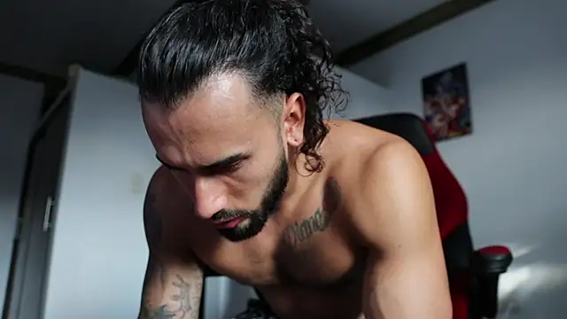 Snapshot of Baky_sexy chatting on 01-18-25, 09:55 Baky sexy online show from 01-18-25, 09:55