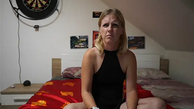 Snapshot of Moistdevil chatting on 10-15-25, 02:50 Moistdevil online show from 10-15-25, 02:50