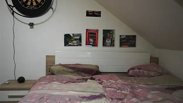 Snapshot of Moistdevil chatting on 11-13-25, 09:47 Moistdevil online show from 11-13-25, 09:47