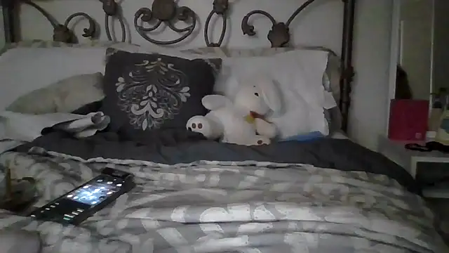 Snapshot of persephone332 chatting on 10-12-25, 06:01 persephone332 online show from 10-12-25, 06:01