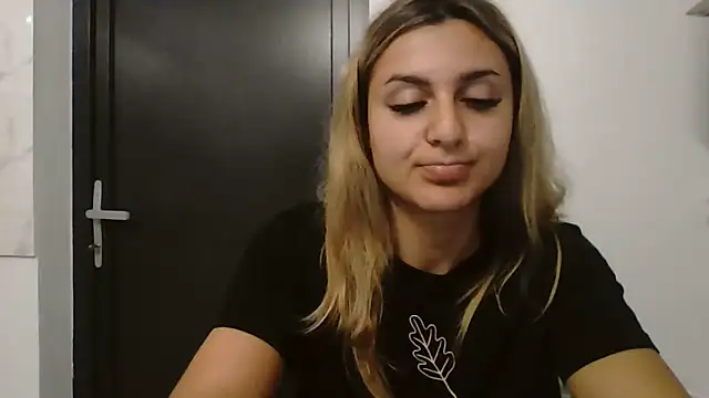 Snapshot of NicolePlay chatting on 06-04-26, 02:39 NicolePlay online show from 06-04-26, 02:39