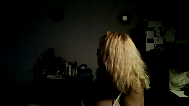 Snapshot of XTRAHORNYONE chatting on 10-05-25, 01:15 XTRAHORNYONE online show from 10-05-25, 01:15