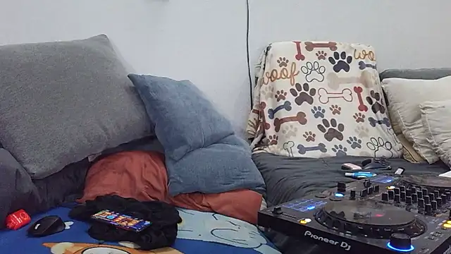 Snapshot of pyrowuff chatting on 09-10-25, 06:35 pyrowuff online show from 09-10-25, 06:35