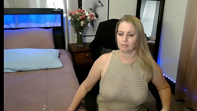 Snapshot of HollieBim chatting on 09-11-25, 03:12 HollieBim online show from 09-11-25, 03:12