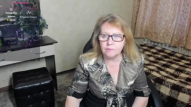 Snapshot of Frau_Marta chatting on 01-12-25, 01:05 Frau Marta online show from 01-12-25, 01:05