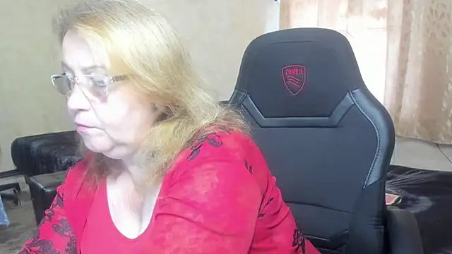 Snapshot of Frau_Marta chatting on 09-13-25, 01:11 Frau Marta online show from 09-13-25, 01:11