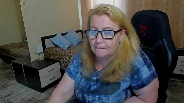 Snapshot of Frau_Marta chatting on 06-14-26, 01:13 Frau Marta online show from 06-14-26, 01:13