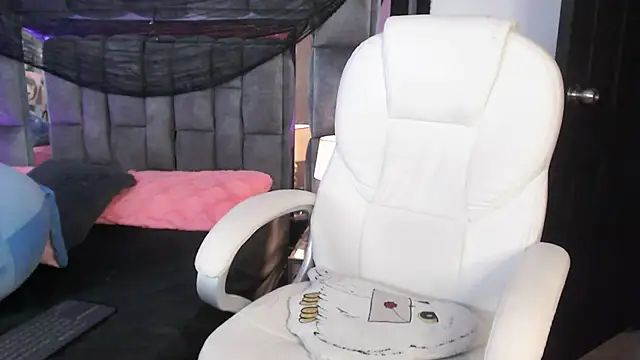 Christaly  online show from 10-24-25, 10:06