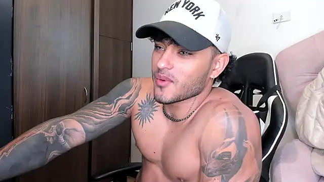 Snapshot of Alessandro_Vanni chatting on 12-07-24, 01:07 Alessandro Vanni online show from 12-07-24, 01:07