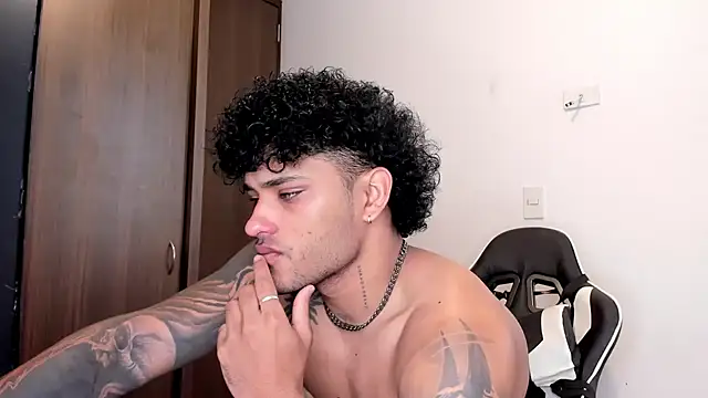 Snapshot of Alessandro_Vanni chatting on 12-12-24, 12:55 Alessandro Vanni online show from 12-12-24, 12:55