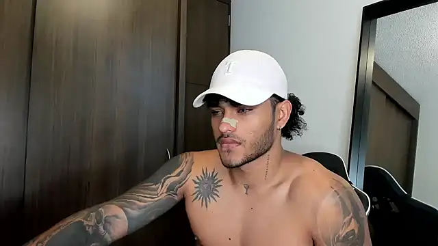 Snapshot of Alessandro_Vanni chatting on 12-22-24, 03:11 Alessandro Vanni online show from 12-22-24, 03:11