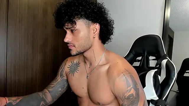 Snapshot of Alessandro_Vanni chatting on 01-06-25, 12:16 Alessandro Vanni online show from 01-06-25, 12:16