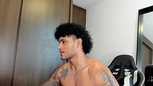 Snapshot of Alessandro_Vanni chatting on 01-10-25, 01:31 Alessandro Vanni online show from 01-10-25, 01:31