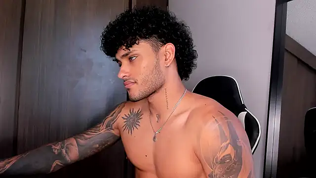 Snapshot of Alessandro_Vanni chatting on 01-14-25, 04:50 Alessandro Vanni online show from 01-14-25, 04:50