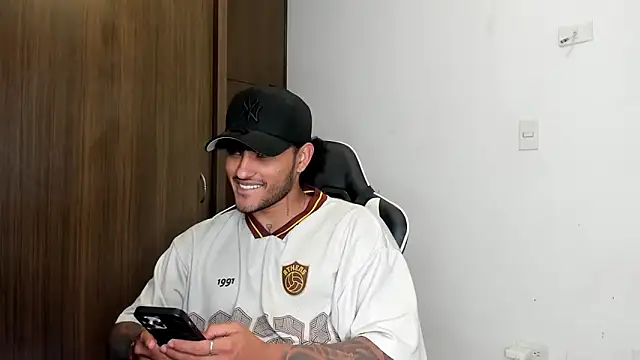 Snapshot of Alessandro_Vanni chatting on 01-20-25, 01:28 Alessandro Vanni online show from 01-20-25, 01:28