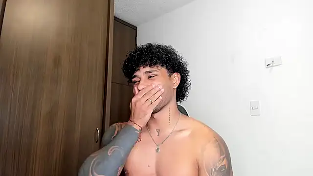 Snapshot of Alessandro_Vanni chatting on 01-22-25, 11:32 Alessandro Vanni online show from 01-22-25, 11:32