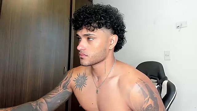 Snapshot of Alessandro_Vanni chatting on 01-27-25, 01:52 Alessandro Vanni online show from 01-27-25, 01:52