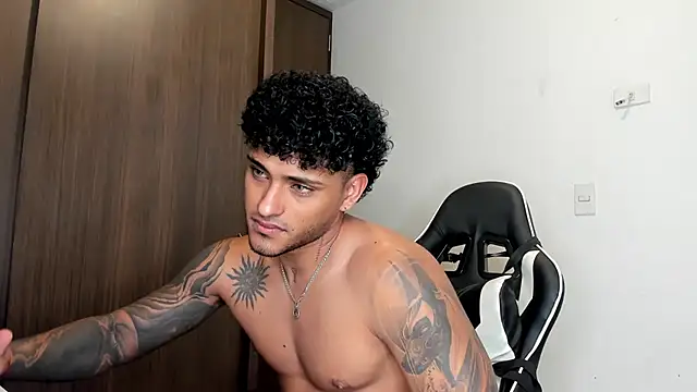 Snapshot of Alessandro_Vanni chatting on 02-02-25, 10:49 Alessandro Vanni online show from 02-02-25, 10:49