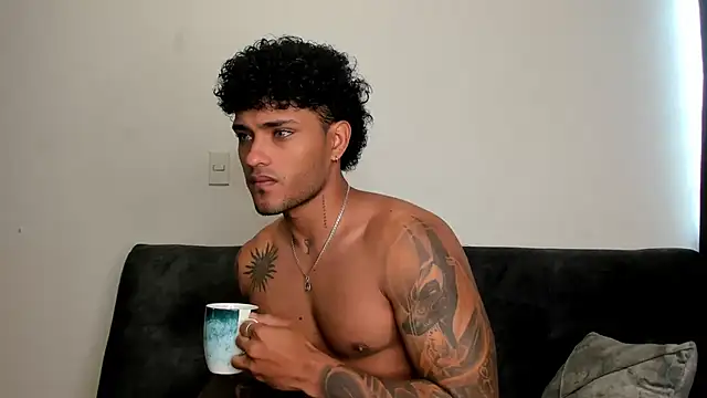 Snapshot of Alessandro_Vanni chatting on 02-14-25, 12:36 Alessandro Vanni online show from 02-14-25, 12:36