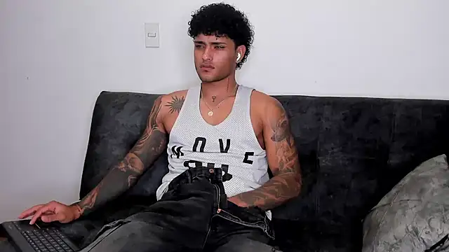 Snapshot of Alessandro_Vanni chatting on 02-20-25, 02:51 Alessandro Vanni online show from 02-20-25, 02:51