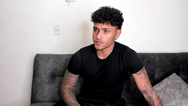 Snapshot of Alessandro_Vanni chatting on 03-03-25, 11:56 Alessandro Vanni online show from 03-03-25, 11:56