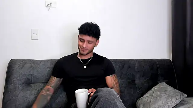 Snapshot of Alessandro_Vanni chatting on 03-05-25, 02:57 Alessandro Vanni online show from 03-05-25, 02:57