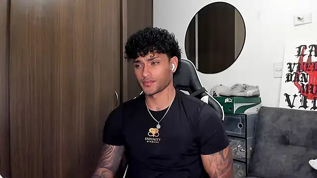 Snapshot of Alessandro_Vanni chatting on 09-23-25, 02:25 Alessandro Vanni online show from 09-23-25, 02:25