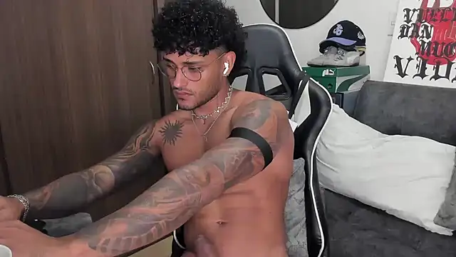 Snapshot of Alessandro_Vanni chatting on 10-02-25, 01:56 Alessandro Vanni online show from 10-02-25, 01:56