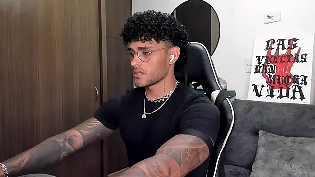 Snapshot of Alessandro_Vanni chatting on 10-05-25, 11:13 Alessandro Vanni online show from 10-05-25, 11:13