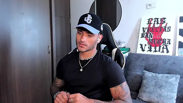 Snapshot of Alessandro_Vanni chatting on 10-06-25, 01:41 Alessandro Vanni online show from 10-06-25, 01:41