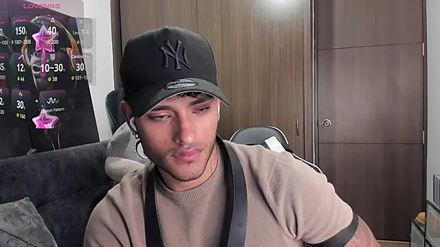 Snapshot of Alessandro_Vanni chatting on 11-05-25, 02:22 Alessandro Vanni online show from 11-05-25, 02:22