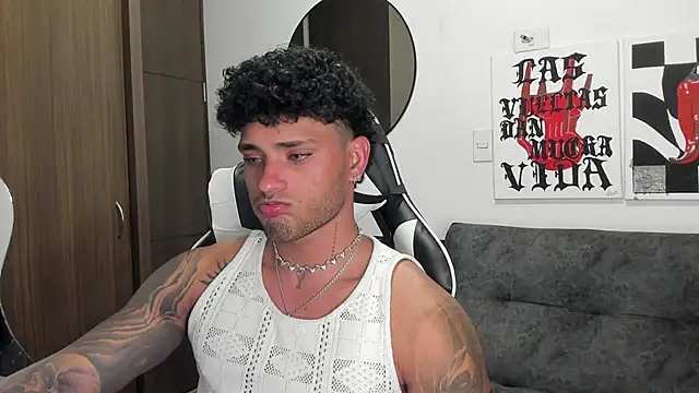 Snapshot of Alessandro_Vanni chatting on 12-15-25, 02:38 Alessandro Vanni online show from 12-15-25, 02:38