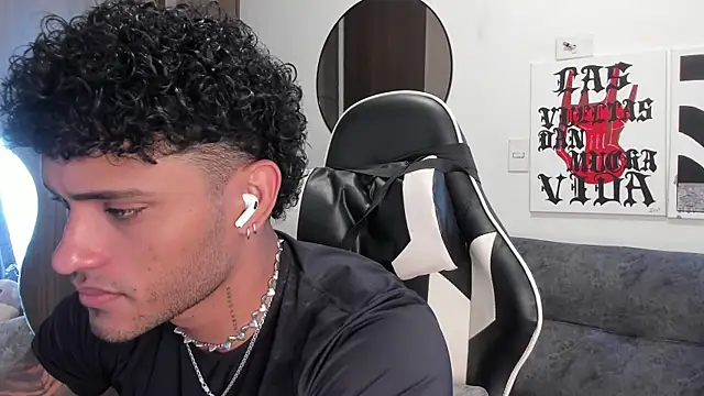 Snapshot of Alessandro_Vanni chatting on 12-18-25, 02:34 Alessandro Vanni online show from 12-18-25, 02:34