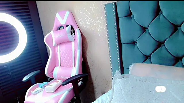 Imannejulienne online show from 01-08-25, 11:41