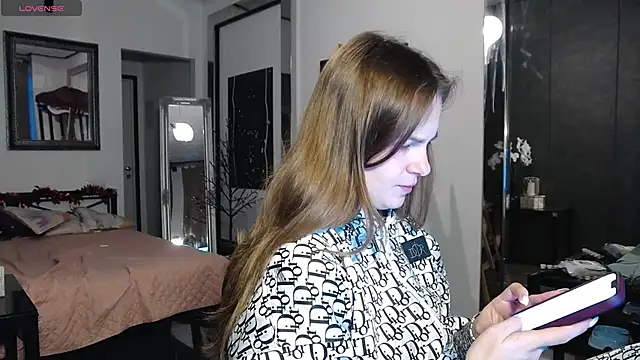 Snapshot of CindyJonson chatting on 12-17-25, 06:19 CindyJonson online show from 12-17-25, 06:19