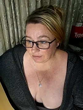 Snapshot of Iceprincess2bad4u chatting on 10-18-25, 05:25 Iceprincess2bad4u online show from 10-18-25, 05:25