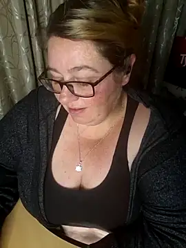 Snapshot of Iceprincess2bad4u chatting on 10-19-25, 05:46 Iceprincess2bad4u online show from 10-19-25, 05:46