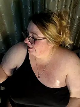Snapshot of Iceprincess2bad4u chatting on 06-16-26, 06:21 Iceprincess2bad4u online show from 06-16-26, 06:21