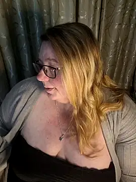 Snapshot of Iceprincess2bad4u chatting on 06-26-26, 06:34 Iceprincess2bad4u online show from 06-26-26, 06:34