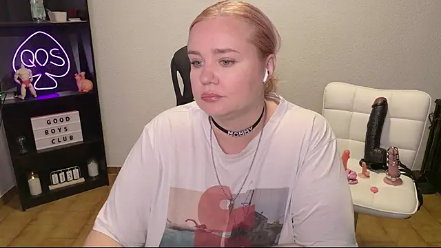 Snapshot of MargotGrey chatting on 06-14-26, 05:15 MargotGrey online show from 06-14-26, 05:15