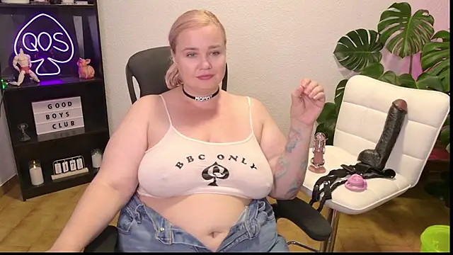Snapshot of MargotGrey chatting on 06-17-26, 04:19 MargotGrey online show from 06-17-26, 04:19