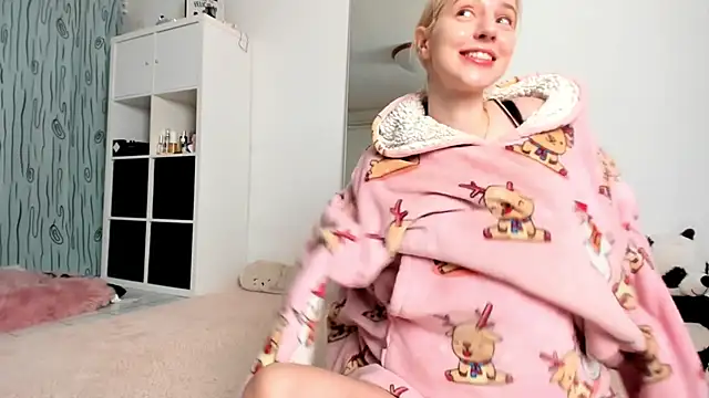 Snapshot of KenzieDawton chatting on 12-14-24, 04:45 KenzieDawton online show from 12-14-24, 04:45