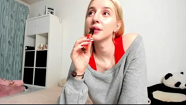 Snapshot of KenzieDawton chatting on 12-17-24, 04:45 KenzieDawton online show from 12-17-24, 04:45