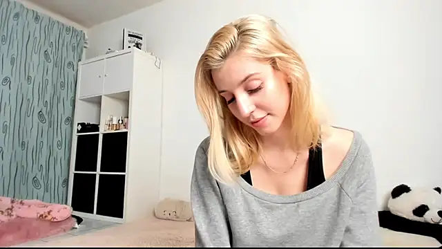 Snapshot of KenzieDawton chatting on 12-17-24, 10:11 KenzieDawton online show from 12-17-24, 10:11